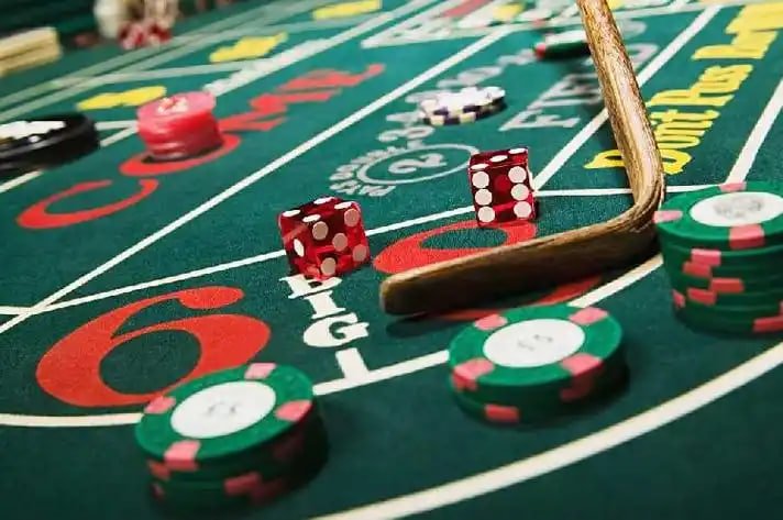 Pemain menggunakan perangkat mobile untuk bermain live casino dengan dealer langsung